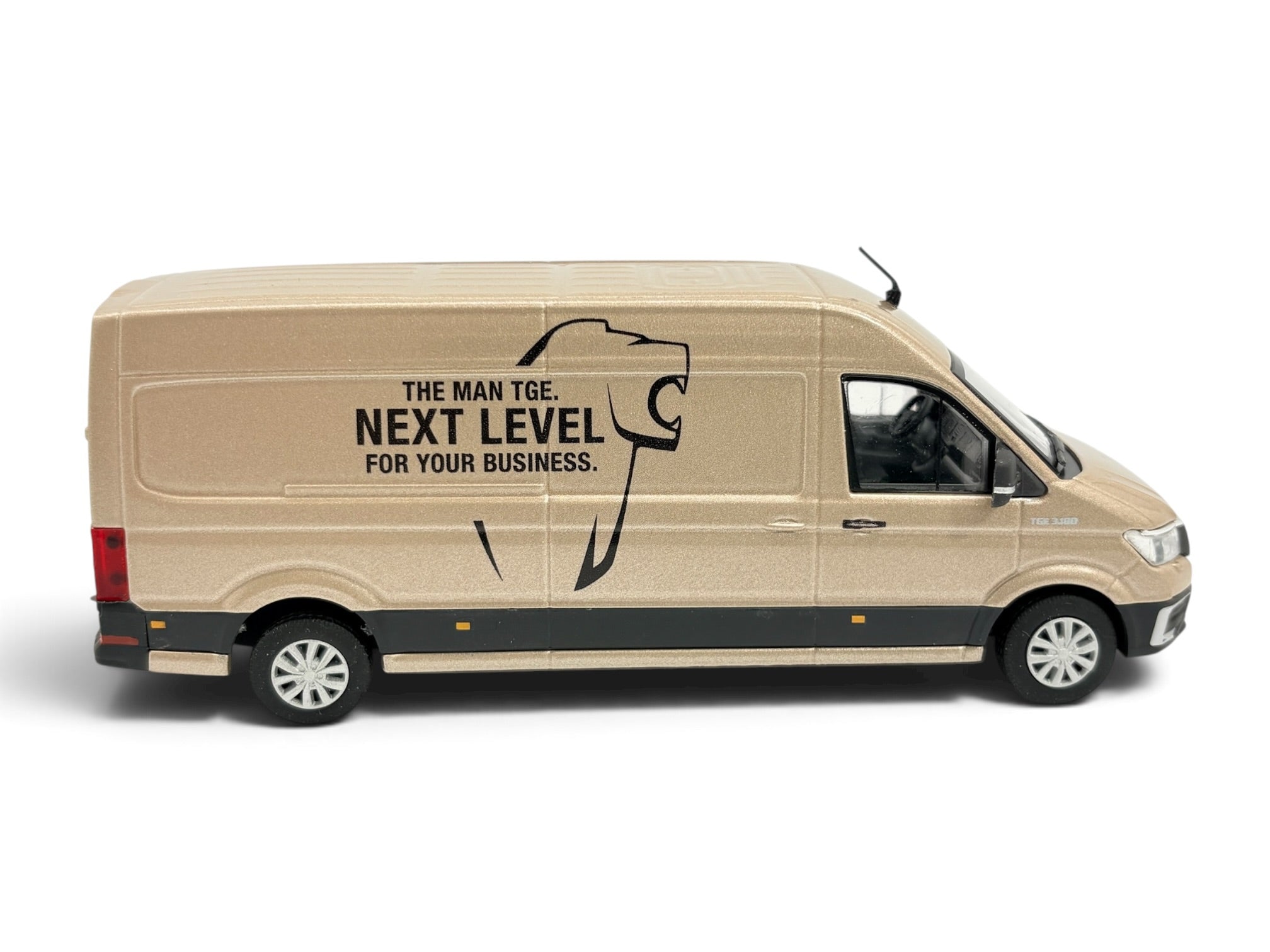 Conrad MAN TGE 3.180 Kastenwagen „Next Level“ Champagner-Metallic – Diecast-Sammlermodell 1:50, Art. 1615/17 – Ansicht 4