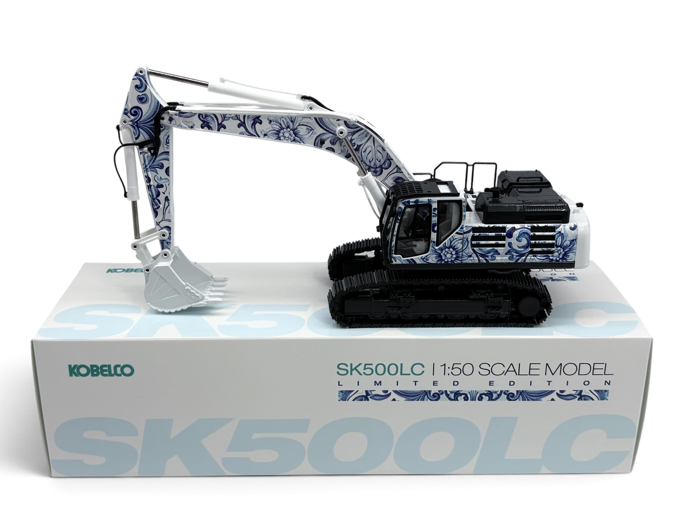 Conrad Kobelco SK500LC-10 Raupenbagger „Delft Blue“ – Diecast-Sammlermodell 1:50, Art. 2210/08 – Ansicht 7