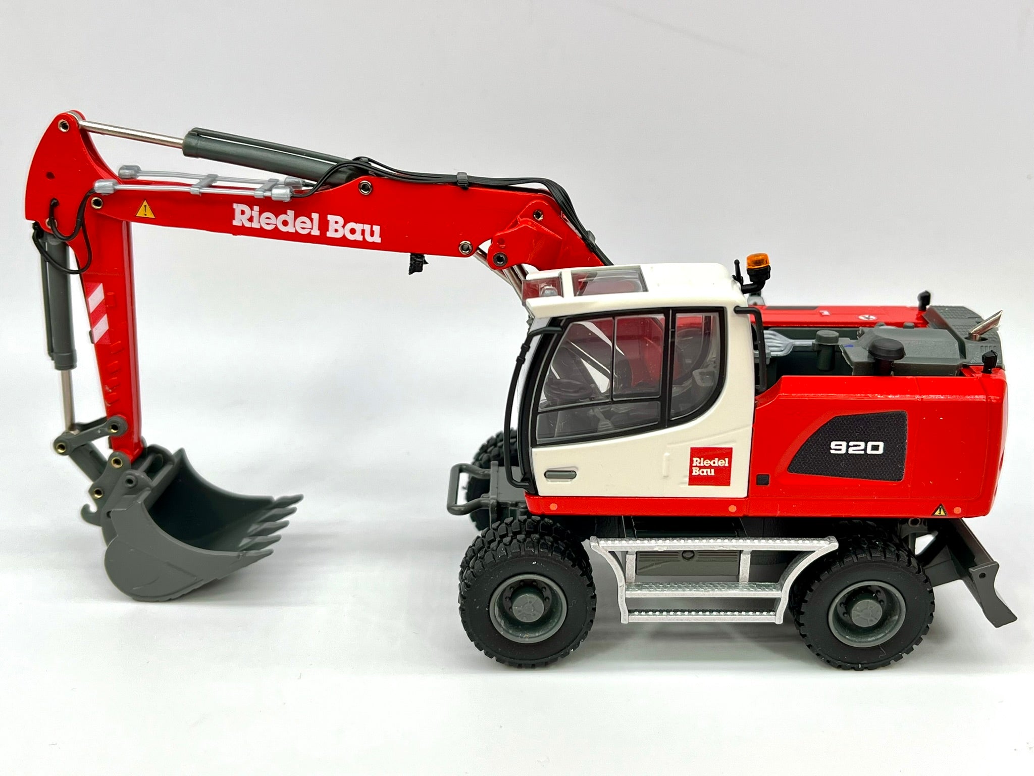CONRAD Models I 2216/01 I LIEBHERR A920 Mobile Excavator (1:50) "KUTTER"