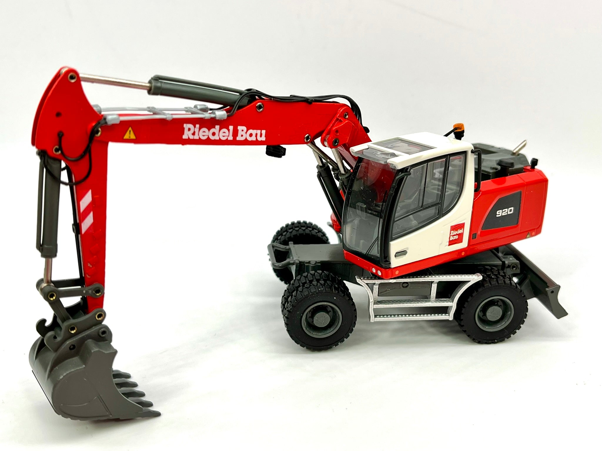 CONRAD Models I 2216/01 I LIEBHERR A920 Mobile Excavator (1:50) "KUTTER"