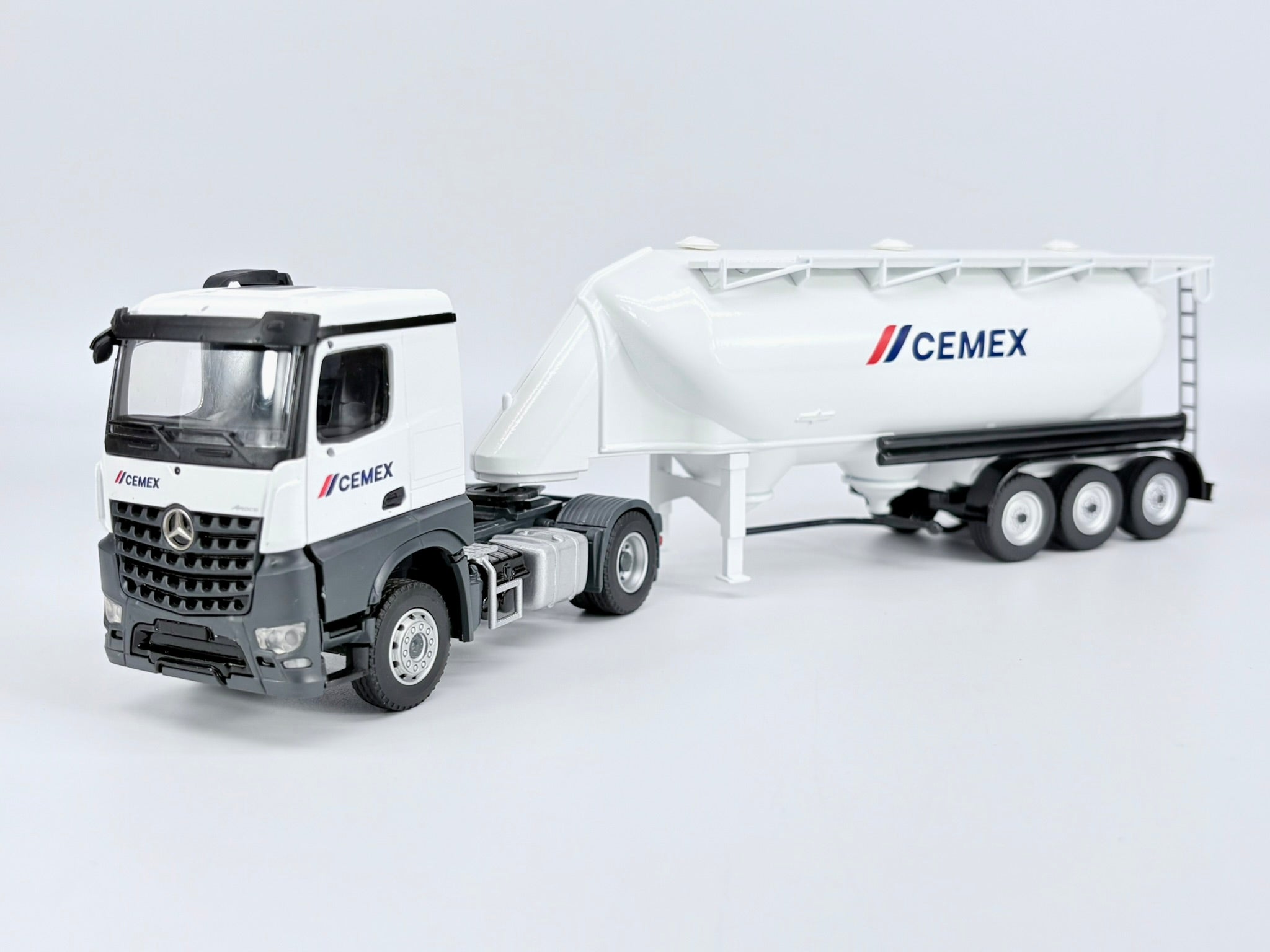 MERCEDES-BENZ Arocs mit SPITZER Siloauflieger 3-achs „CEMEX“ 1:50 Conrad Modelle 7814/02  1
