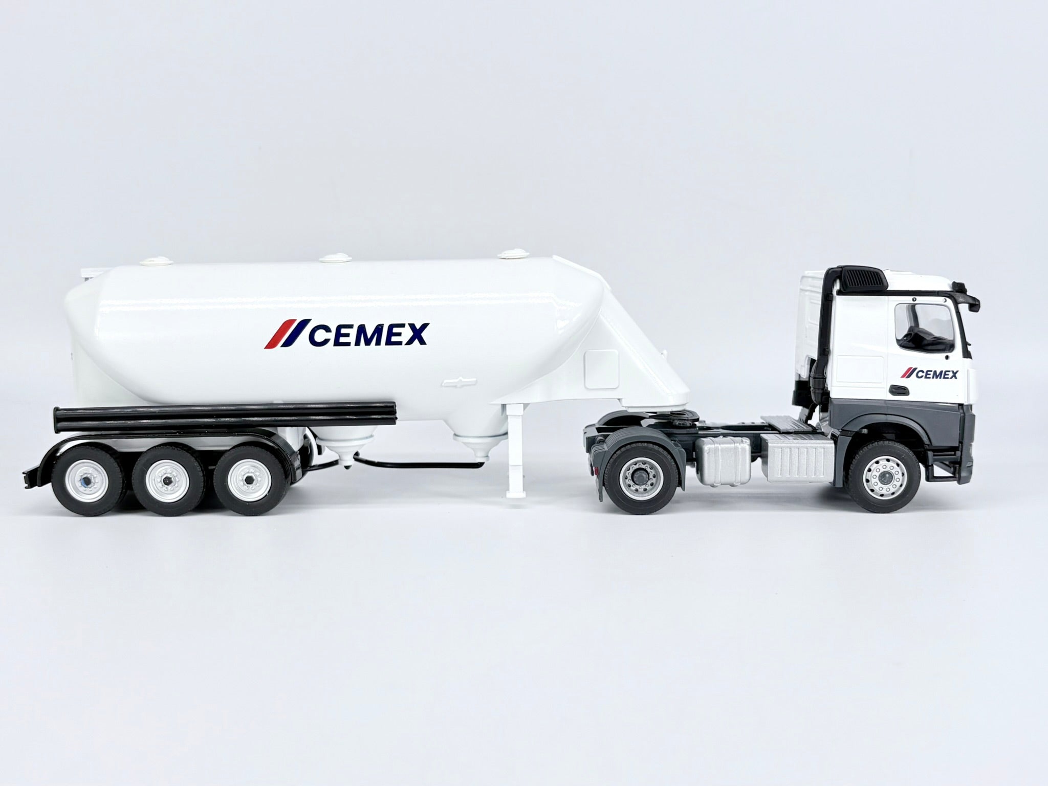 MERCEDES-BENZ Arocs mit SPITZER Siloauflieger 3-achs „CEMEX“ 1:50 Conrad Modelle 7814/02  4