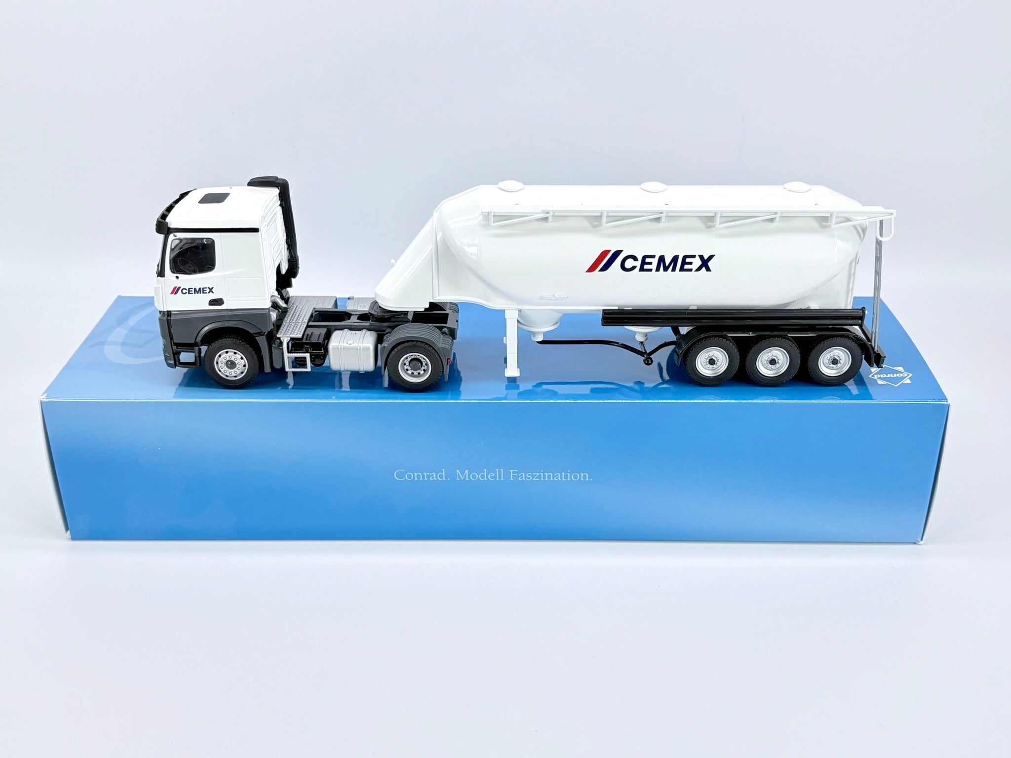 MERCEDES-BENZ Arocs mit SPITZER Siloauflieger 3-achs „CEMEX“ 1:50 Conrad Modelle 7814/02  6