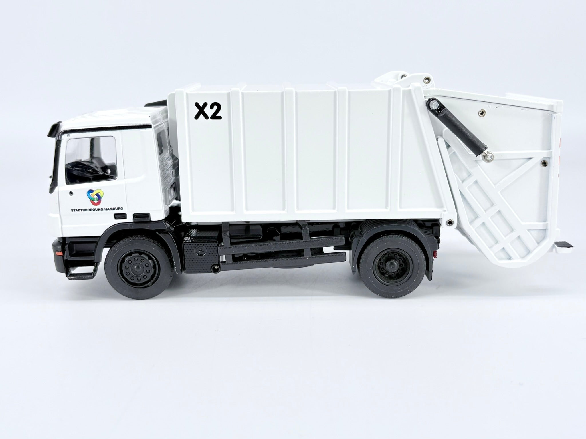 Mercedes-Benz Actros mit Zöller X2 Müllaufbau Conrad 7239/03 1:50 5
