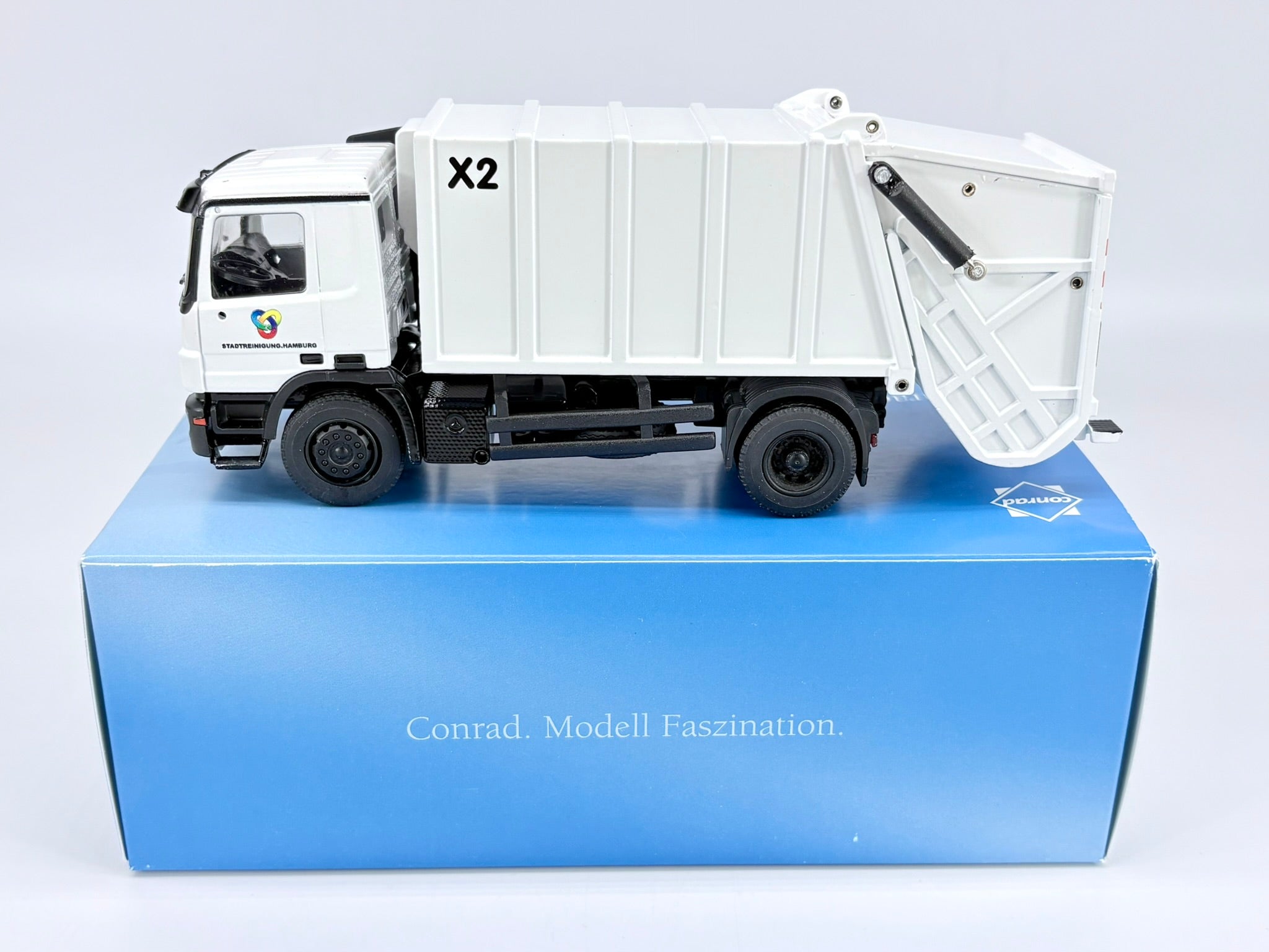 Mercedes-Benz Actros mit Zöller X2 Müllaufbau Conrad 7239/03 1:50 6