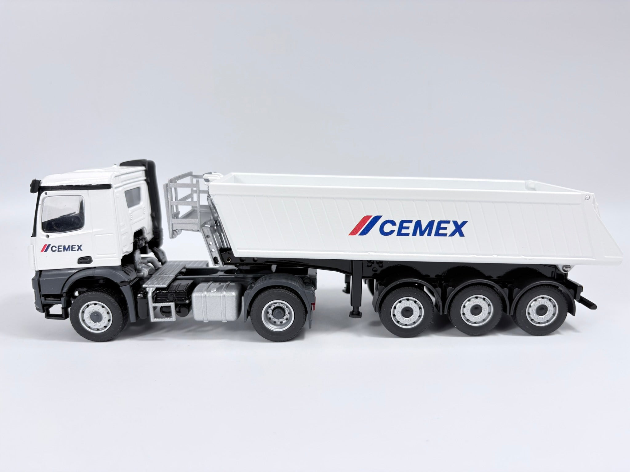 Mercedes-Benz Arocs Schmitz Cargobull CEMEX Sattelkipper Conrad 1:50 78202/05