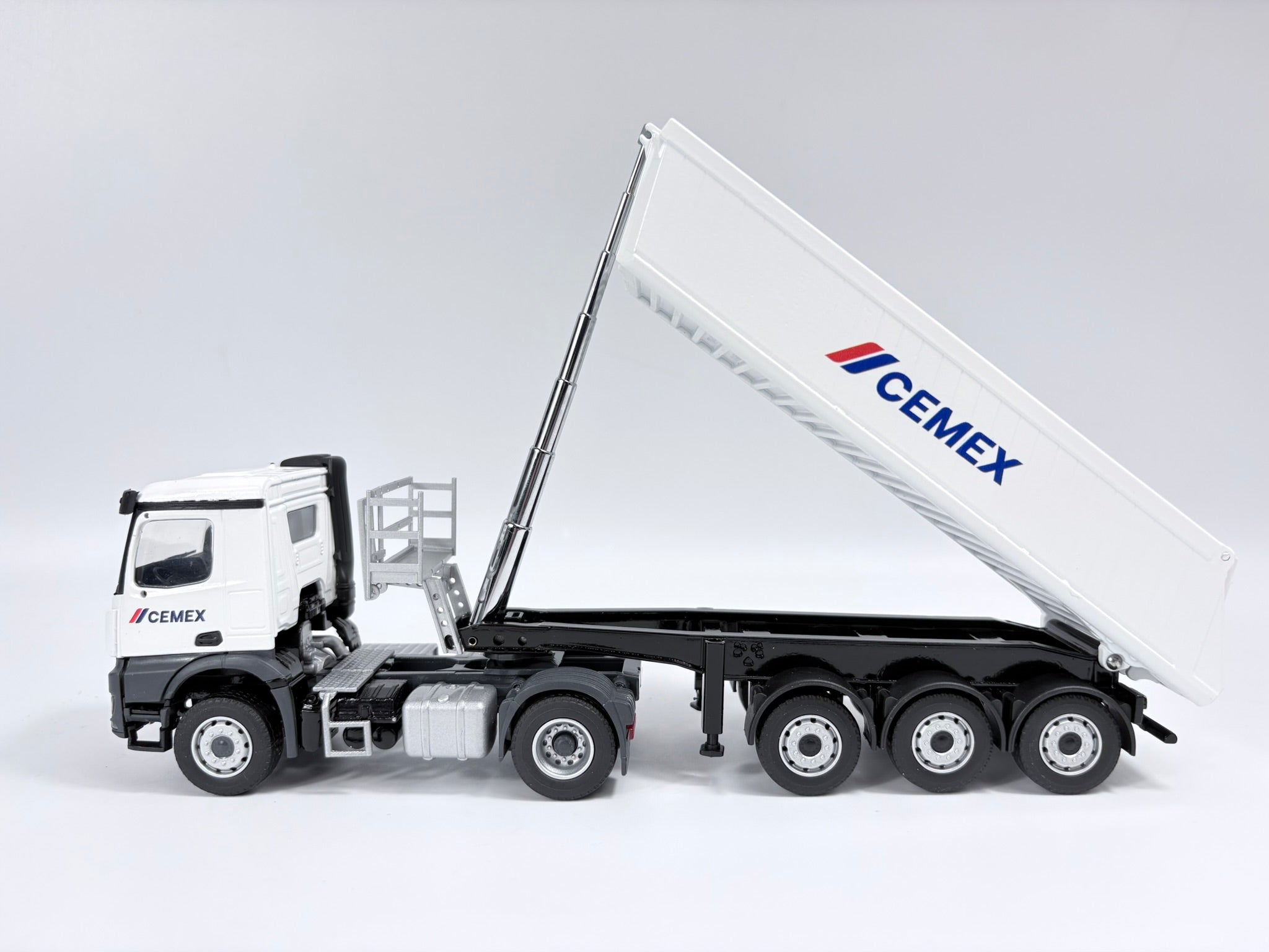 Mercedes-Benz Arocs Schmitz Cargobull CEMEX Sattelkipper Conrad 1:50 78202/05 Side