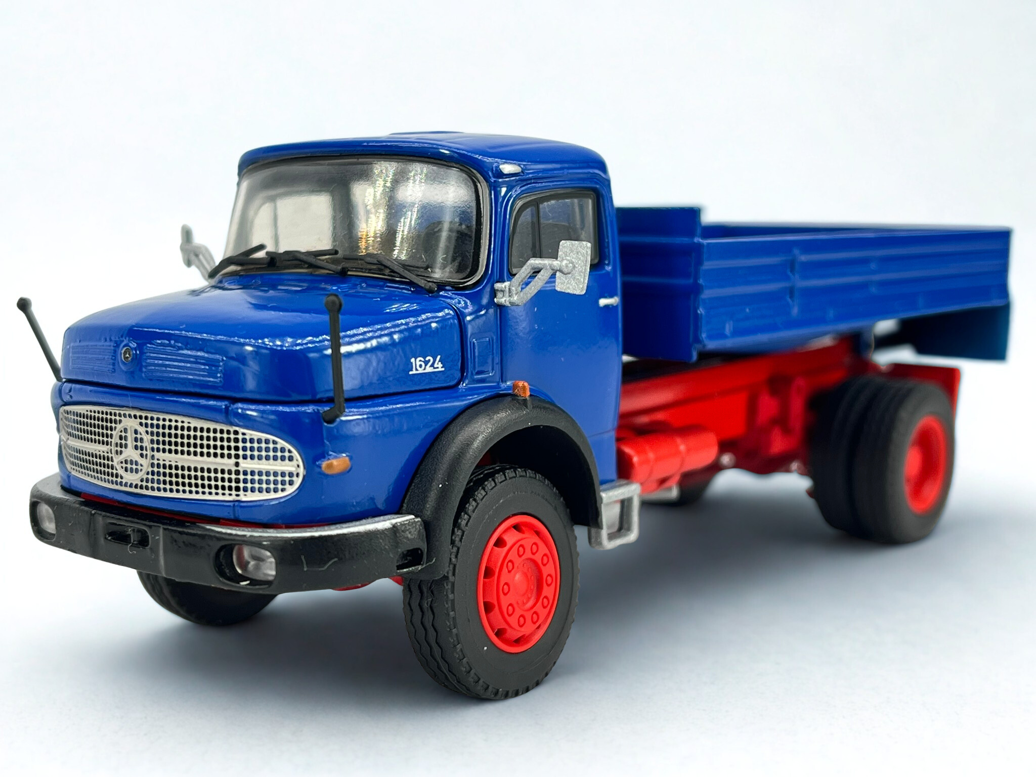 Mercedes-Benz LAK 1624 Diecast Kipper 1:50 – gekippte Mulde