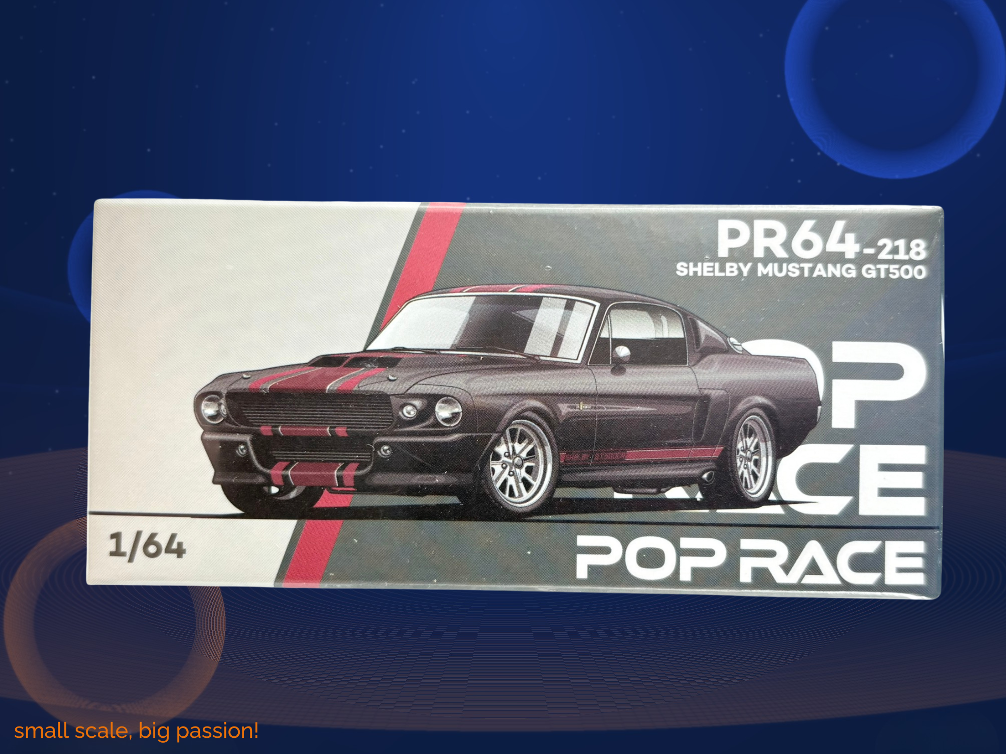 Pop Race Shelby Mustang GT500 in Dark Chrome mit roten Doppelstreifen – Diecast Sammlermodell im Maßstab 1:64, American Muscle, Art. PR64-218