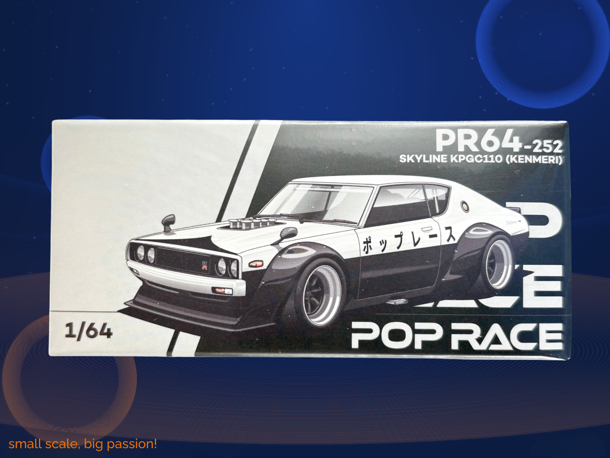 Pop Race Nissan Skyline KPGC110 „Kenmeri" mit Japan National Police Agency Livery – Diecast Sammlermodell im Maßstab 1:64, RHD, Art. PR64-252