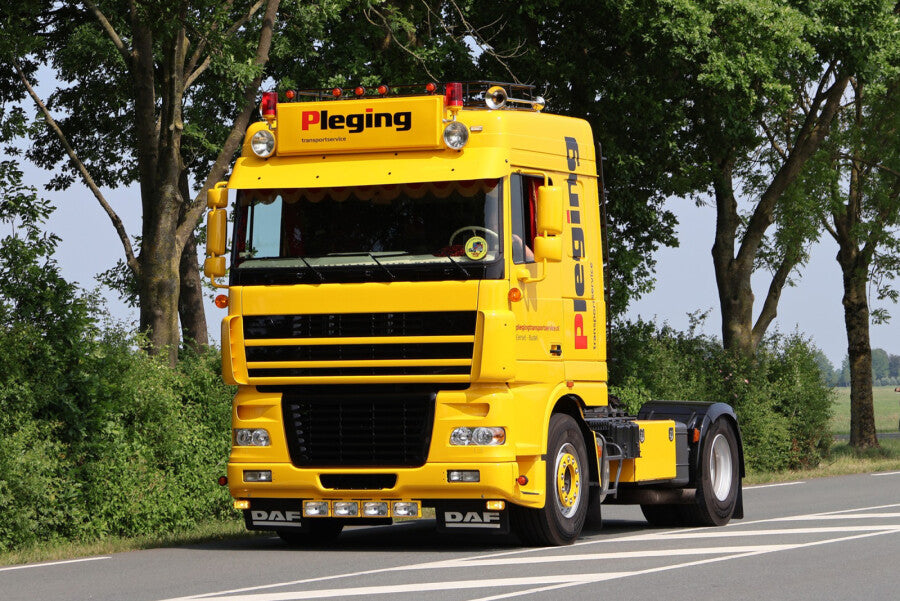DAF XF95 Space Cab mit Semitieflader „Pleging" – Ansicht 2 des WSI Limited-Edition-Modells 1:50, Art. 01-5172