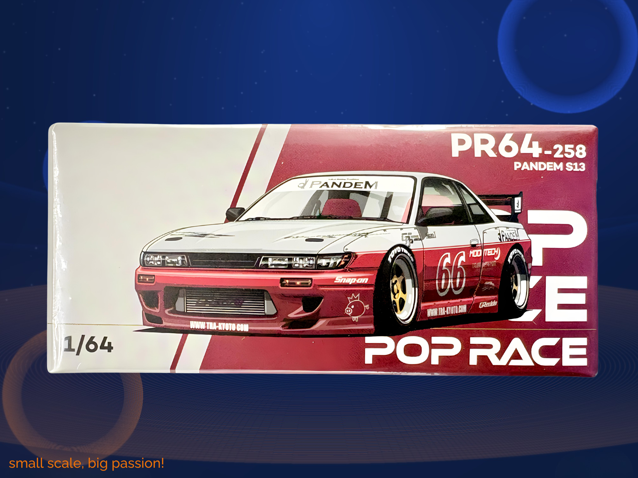 Pop Race Pandem Nissan Silvia S13 V3 in Moontech Red mit Startnummer #66 und öffnender Haube samt SR20-Motorraum – Diecast Sammlermodell im Maßstab 1:64, Art. PR64-258