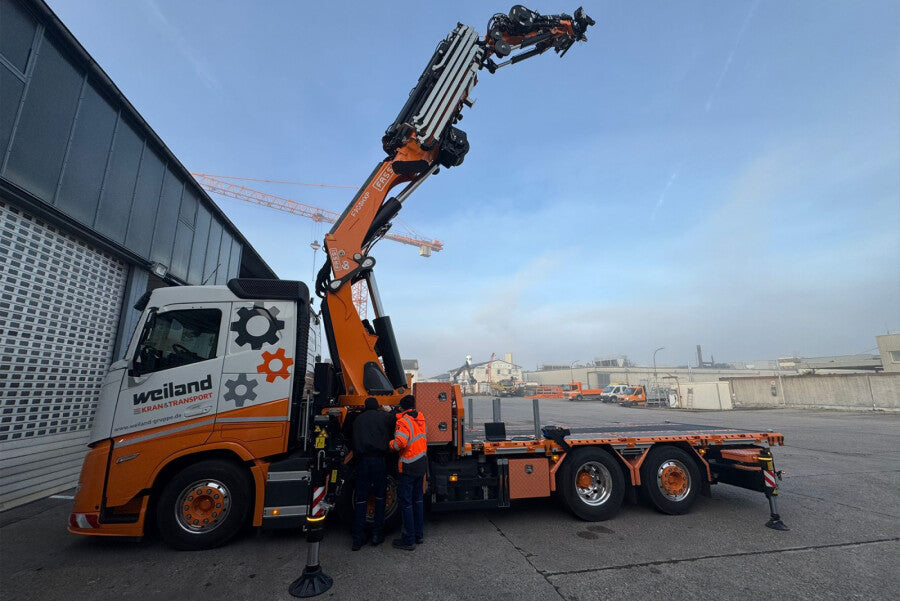Volvo FH Aero mit Fassi F1100 Ladekran „Weiland" – Ansicht 2 des WSI Limited-Edition-Modells 1:50, Art. 01-5380